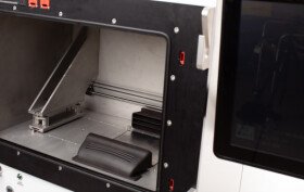 Společnost MCAE Systems představuje novou 3D tiskárnu pro průmyslový 3D tisk z kovů za dostupnou cenu